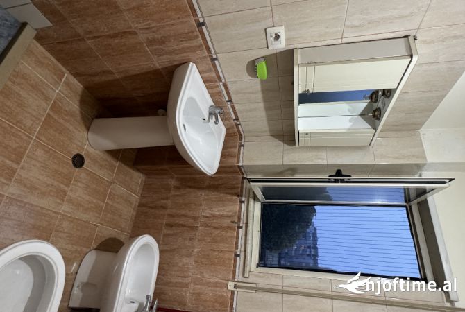 Shtepi me qera Apartament ne Tirane, 2+1, Mobilimi E mobiluar, Pagesa 45,000  Leke.