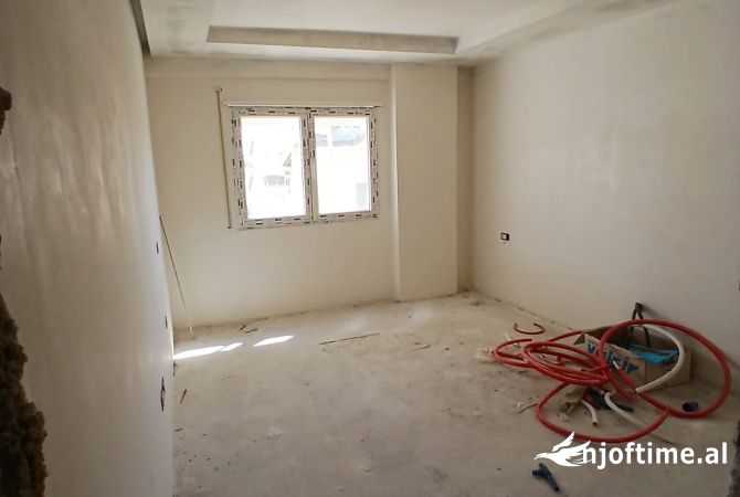 Shtepi ne shitje Apartament ne Tirane, 1+1, Mobilimi Bosh, pa mobiluar, Pagesa 117,000  Euro.