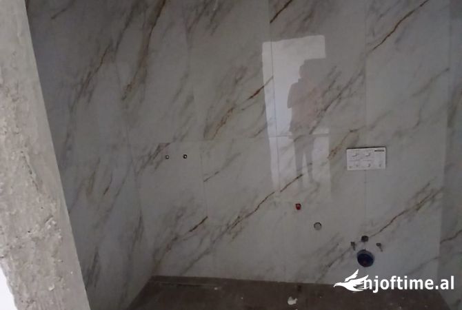 Shtepi ne shitje Apartament ne Tirane, 1+1, Mobilimi Bosh, pa mobiluar, Pagesa 117,000  Euro.