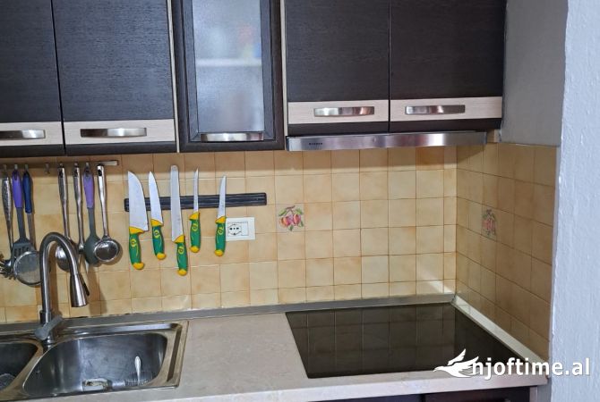 Shtepi me qera Apartament ne Tirane, 2+1, Mobilimi E mobiluar, Pagesa 50,000  Leke.