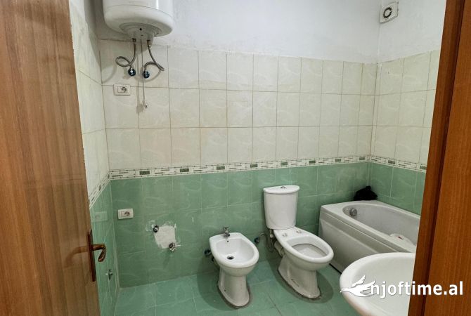 Shtepi ne shitje Apartament ne Tirane, 3+1, Mobilimi Bosh, pa mobiluar, Pagesa 192,900  Euro.