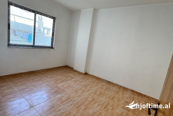 Shtepi ne shitje Apartament ne Tirane, 3+1, Mobilimi Bosh, pa mobiluar, Pagesa 192,900  Euro.