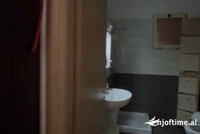 Shtepi ne shitje Apartament ne Tirane, 2+1, Mobilimi E mobiluar, Pagesa 120,000  Euro.