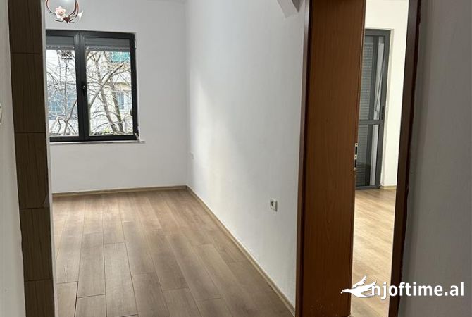 Shtepi ne shitje Apartament ne Tirane, 1+1, Mobilimi Bosh, pa mobiluar, Pagesa 157,000  Euro.