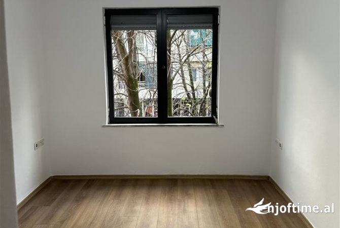 Shtepi ne shitje Apartament ne Tirane, 1+1, Mobilimi Bosh, pa mobiluar, Pagesa 157,000  Euro.