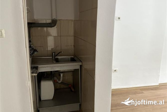 Shtepi ne shitje Apartament ne Tirane, 1+1, Mobilimi Bosh, pa mobiluar, Pagesa 157,000  Euro.