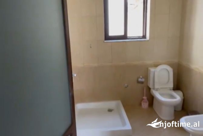 Shtepi me qera Apartament ne Tirane, 2+1, Mobilimi E mobiluar, Pagesa 40,000  Leke.