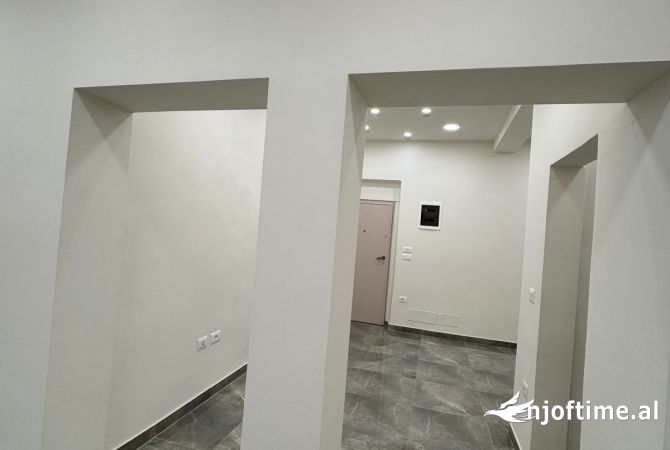 Shitet dyqan tek stadiumi dinamo 