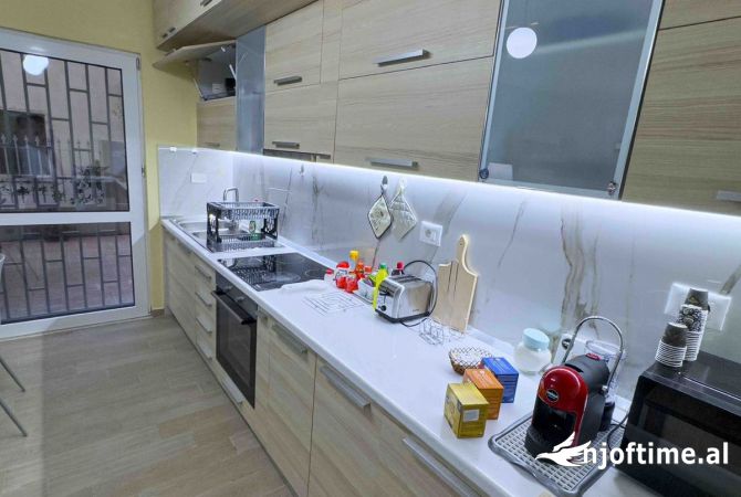 Shtepi me qera Shtepi Private ne Tirane, 3+1, Mobilimi E mobiluar, Pagesa 1,100  Euro.