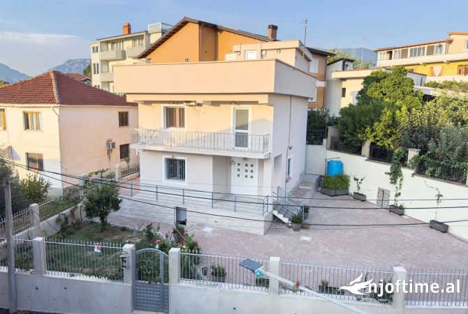 Shtepi me qera Shtepi Private ne Tirane, 3+1, Mobilimi E mobiluar, Pagesa 1,100  Euro.