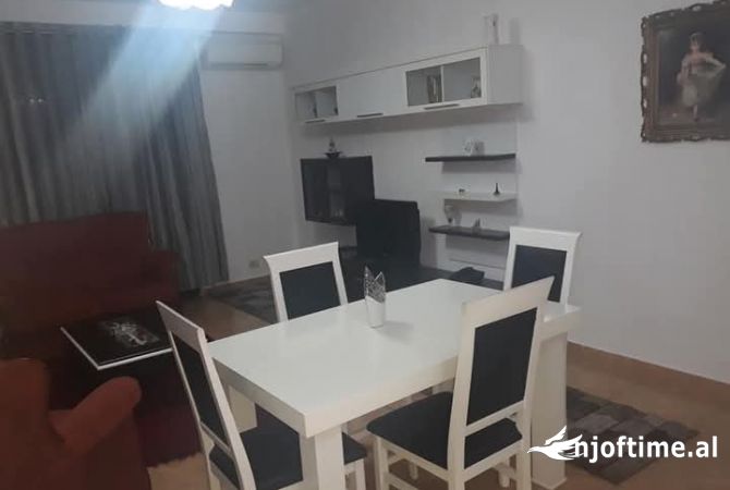 Shtepi me qera Apartament ne Tirane, 2+1, Mobilimi E mobiluar, Pagesa 750  Euro.