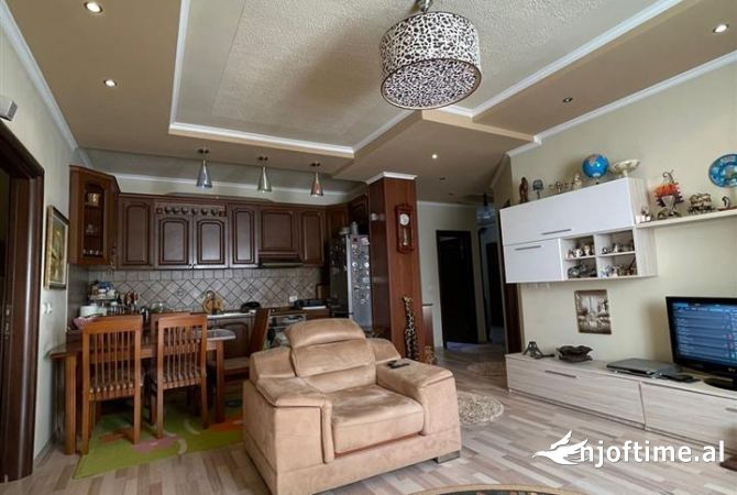 Shtepi ne shitje Apartament ne Tirane, 3+1, Mobilimi E mobiluar, Pagesa 245,000  Euro.
