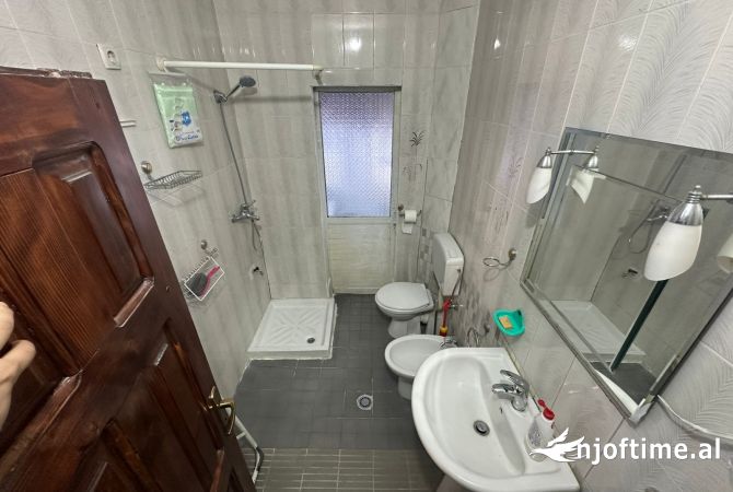 Shtepi me qera Apartament ne Tirane, 2+1, Mobilimi E mobiluar, Pagesa 50,000  Leke.