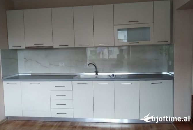 Jepet apartament 1+1+parkim me qera tek Kryqezimi 21 Dhjetorit