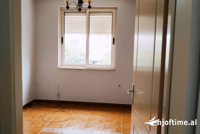 Ambient biznesi me qera 3+1 ne Tirane - 450 Euro