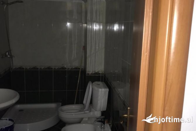 Jepet apartament 2+1+2 me qera ngjit me kristal center