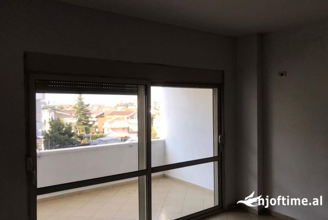 Jepet apartament 2+1+2 me qera ngjit me kristal center