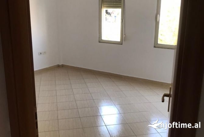 Jepet apartament 2+1+2 me qera ngjit me kristal center