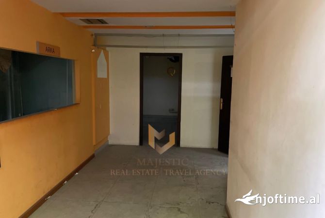 Ambient biznesi me qera 3+1 ne Tirane - 2,500 Euro