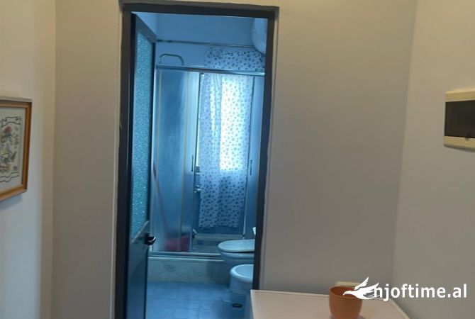 Shtepi ne shitje Apartament ne Tirane, 3+1, Mobilimi E mobiluar, Pagesa 14,000,000  Leke.