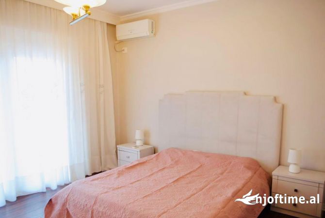 Shtepi me qera Shtepi Private ne Tirane, 3+1, Mobilimi E mobiluar, Pagesa 800  Euro.