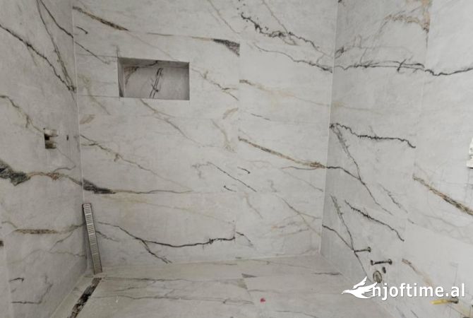 Shtepi ne shitje Apartament ne Tirane, 2+1, Mobilimi Bosh, pa mobiluar, Pagesa 273,000  Euro.