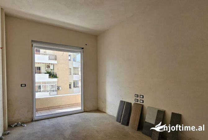 Shtepi ne shitje Apartament ne Tirane, 2+1, Mobilimi Bosh, pa mobiluar, Pagesa 273,000  Euro.