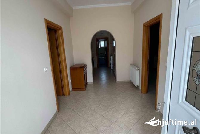 Shtepi me qera Shtepi Private ne Tirane, 2+1, Mobilimi E mobiluar, Pagesa 500  Euro.