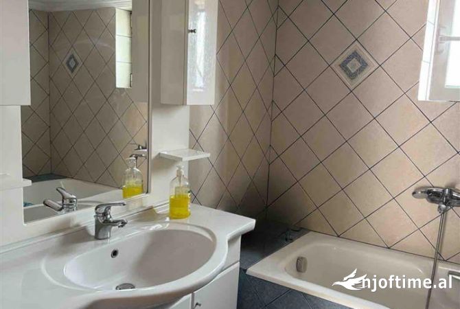 Shtepi me qera Shtepi Private ne Tirane, 2+1, Mobilimi E mobiluar, Pagesa 500  Euro.