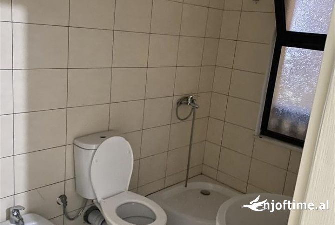 Shtepi ne shitje Apartament ne Tirane, 2+1, Mobilimi Bosh, pa mobiluar, Pagesa 140,000  Euro.