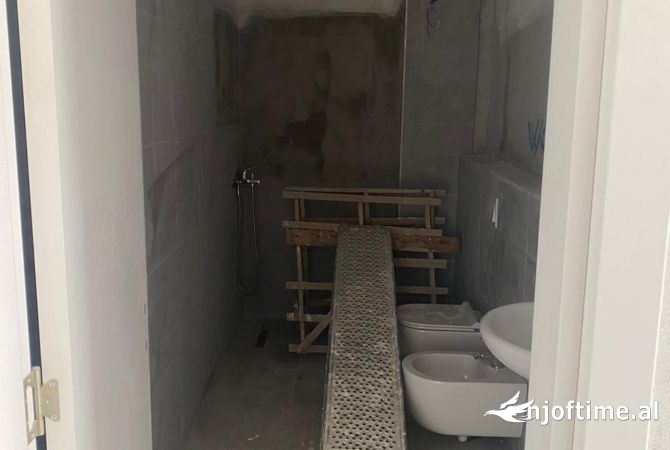 Shtepi ne shitje Apartament ne Tirane, 2+1, Mobilimi Bosh, pa mobiluar, Pagesa 18,500,000  Leke.