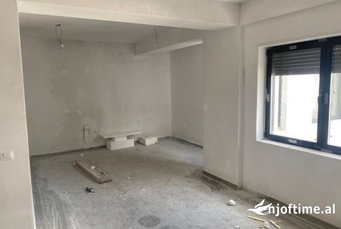Shtepi ne shitje Apartament ne Tirane, 2+1, Mobilimi Bosh, pa mobiluar, Pagesa 18,500,000  Leke.