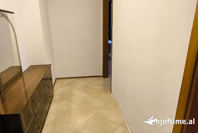 Shtepi me qera Apartament ne Tirane, 1+1, Mobilimi E mobiluar, Pagesa 650  Euro.