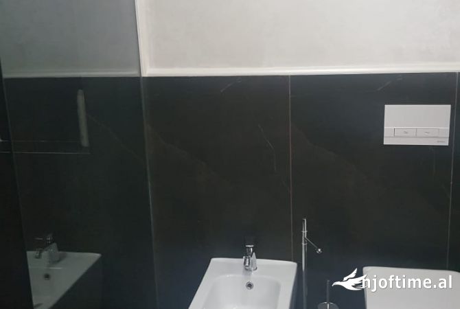 Jepet zyre tek condor center me qera (e mobiluar ) 