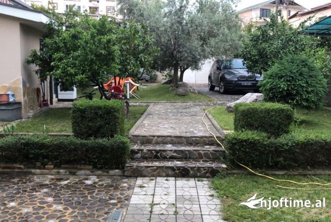 Shtepi ne shitje Shtepi Private ne Tirane, 4+1, Mobilimi E mobiluar, Pagesa 350,000  Euro.