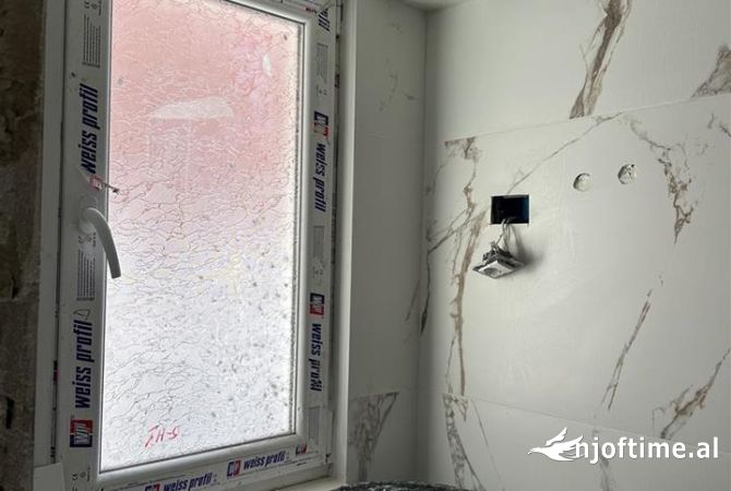 Shtepi ne shitje Apartament ne Tirane, Garsoniere, Mobilimi Bosh, pa mobiluar, Pagesa 51,000  Euro.