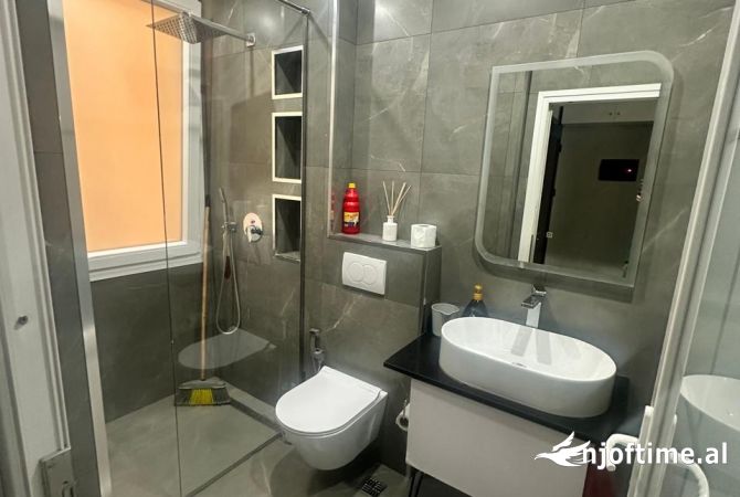 Shtepi ne shitje Apartament ne Tirane, 3+1, Mobilimi E mobiluar, Pagesa 138,000  Euro.