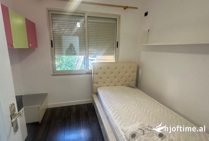 Shtepi ne shitje Apartament ne Tirane, 3+1, Mobilimi E mobiluar, Pagesa 138,000  Euro.