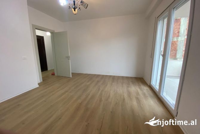 Shtepi me qera Apartament ne Tirane, 2+1, Mobilimi Bosh, pa mobiluar, Pagesa 500  Euro.