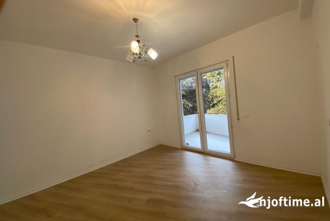 Shtepi me qera Apartament ne Tirane, 2+1, Mobilimi Bosh, pa mobiluar, Pagesa 500  Euro.