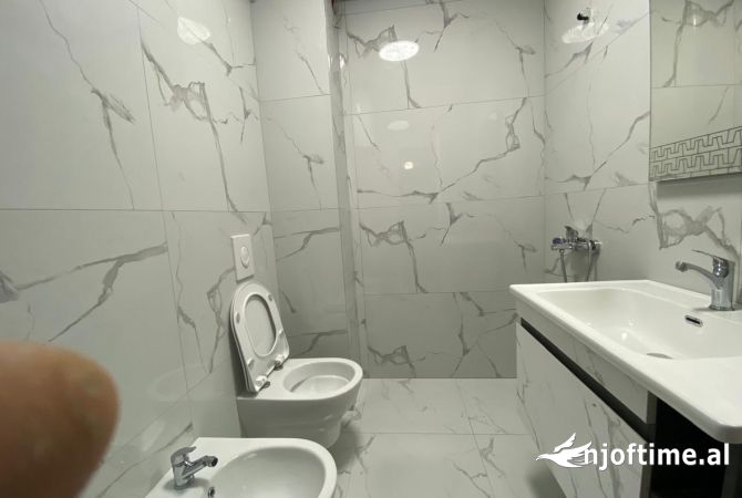 Shtepi me qera Apartament ne Tirane, 2+1, Mobilimi Bosh, pa mobiluar, Pagesa 500  Euro.