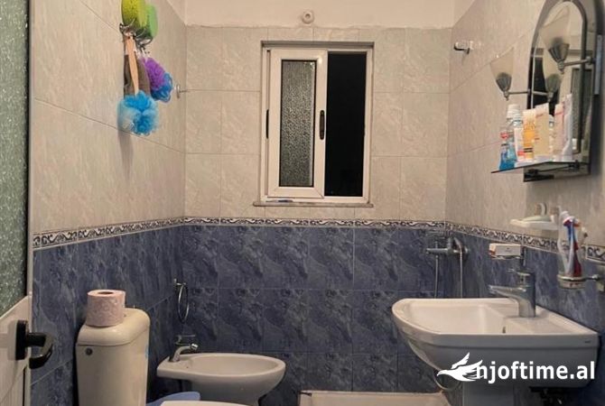 Shtepi ne shitje Apartament ne Tirane, 2+1, Mobilimi E mobiluar, Pagesa 128,000  Euro.