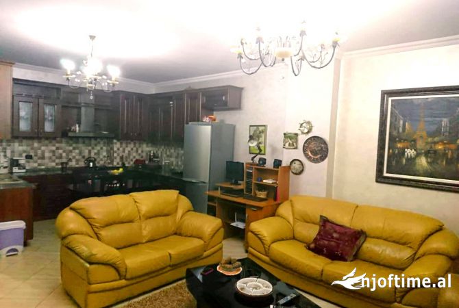 Shtepi ne shitje Apartament ne Tirane, 2+1, Mobilimi E mobiluar, Pagesa 154,000  Euro.