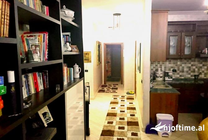 Shtepi ne shitje Apartament ne Tirane, 2+1, Mobilimi E mobiluar, Pagesa 154,000  Euro.