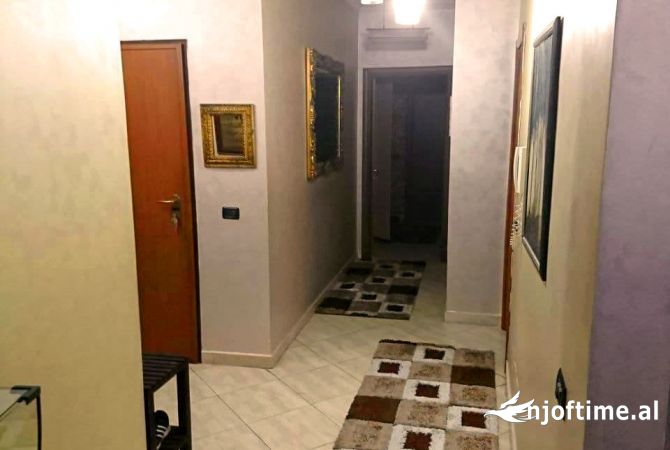 Shtepi ne shitje Apartament ne Tirane, 2+1, Mobilimi E mobiluar, Pagesa 154,000  Euro.