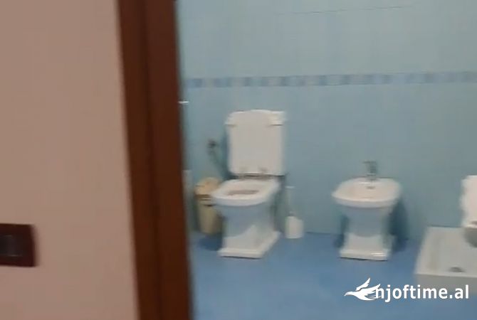 Shtepi me qera Apartament ne Tirane, 2+1, Mobilimi E mobiluar, Pagesa 35,000  Leke.