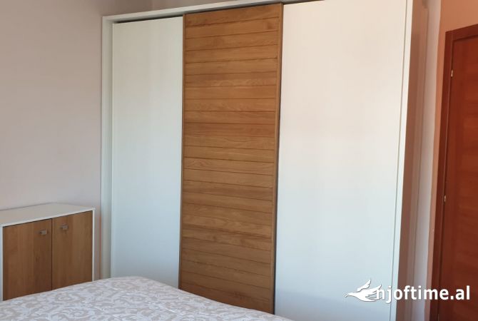 Shtepi me qera Apartament ne Tirane, 2+1, Mobilimi Pjeserisht e mobiluar, Pagesa 45,000  Leke.