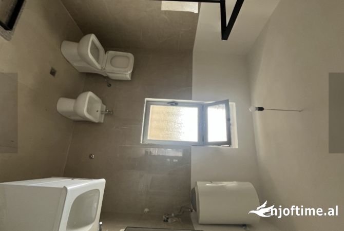Shtepi me qera Apartament ne Tirane, 2+1, Mobilimi Bosh, pa mobiluar, Pagesa 350  Euro.