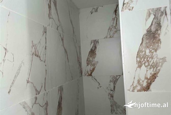 Shtepi ne shitje Apartament ne Tirane, Garsoniere, Mobilimi Bosh, pa mobiluar, Pagesa 47,000  Euro.