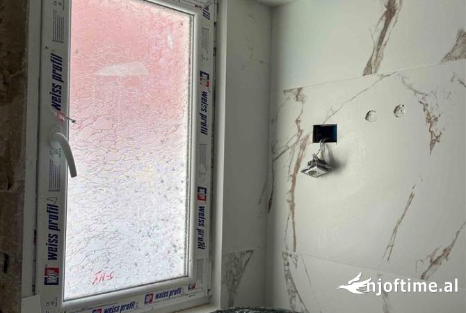 Shtepi ne shitje Apartament ne Tirane, Garsoniere, Mobilimi Bosh, pa mobiluar, Pagesa 47,000  Euro.